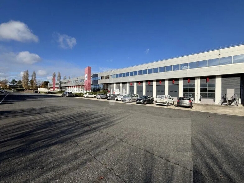 Industrial in Les Ulis for lease - Building Photo - Image 3 of 12