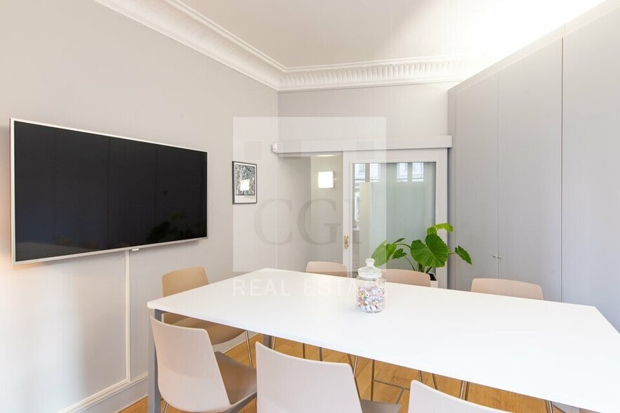 Office in Lyon for lease - Interior Photo - Image 2 of 4