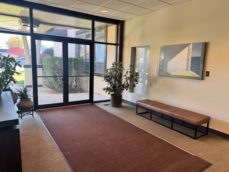800 W Central Rd, Mount Prospect, IL à louer - Photo du bâtiment - Image 3 de 12