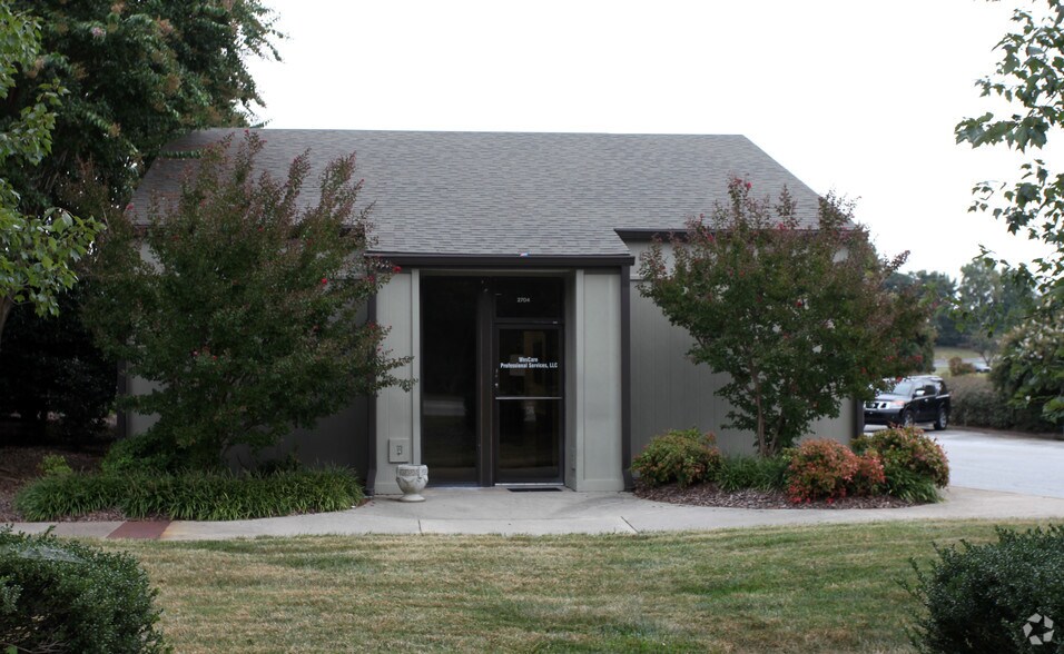 2704 N Church St, Greensboro, NC à louer - Photo du bâtiment - Image 2 de 2