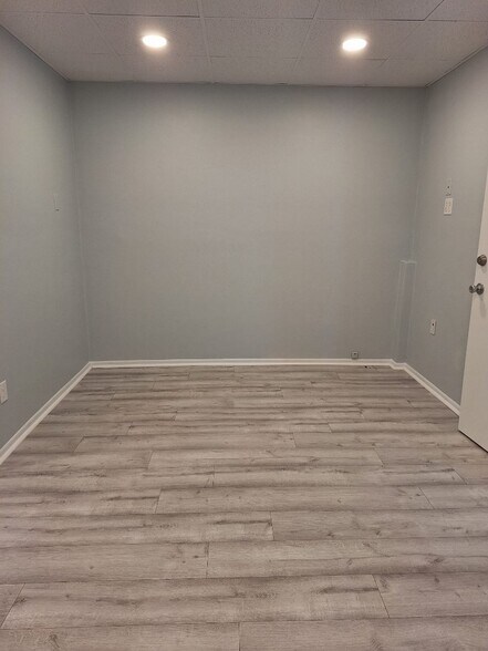100 Larchwood Dr, Largo, FL à louer - Photo intérieure - Image 3 de 8