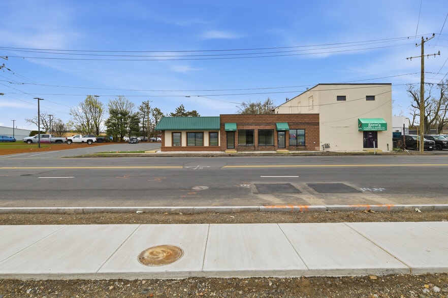 751 Memorial Ave, West Springfield, MA à louer - Photo du bâtiment - Image 3 de 10