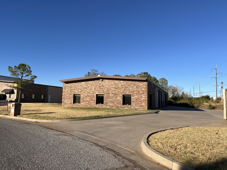 8213 Glade Ave, Oklahoma City, OK for lease - Building Photo - Image 2 of 8