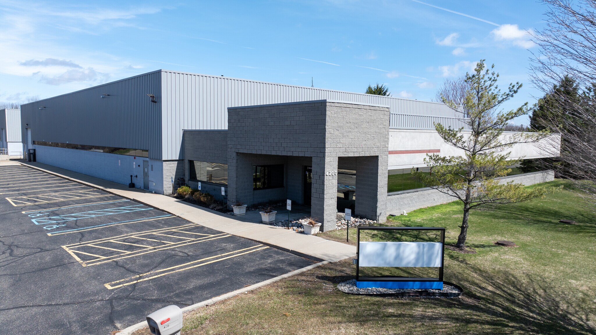 4200 N Atlantic Blvd, Auburn Hills, MI for lease Building Photo- Image 1 of 37