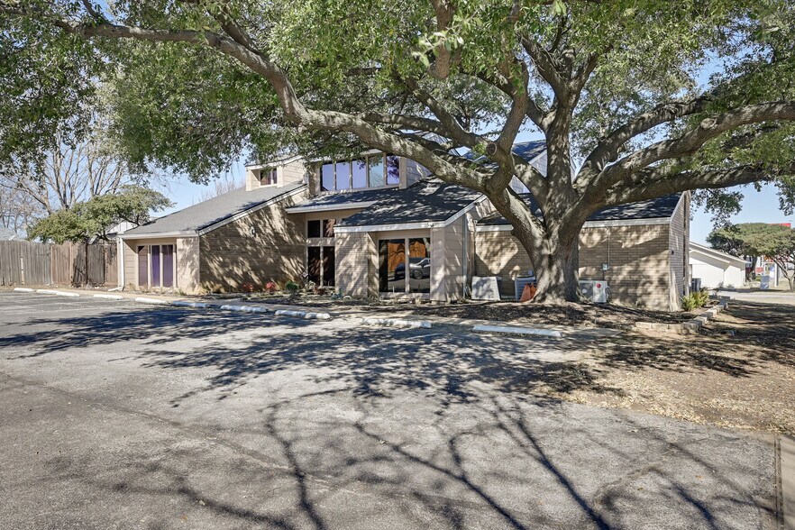 1400 N Cooper St, Arlington, TX à louer - Photo du bâtiment - Image 2 de 13