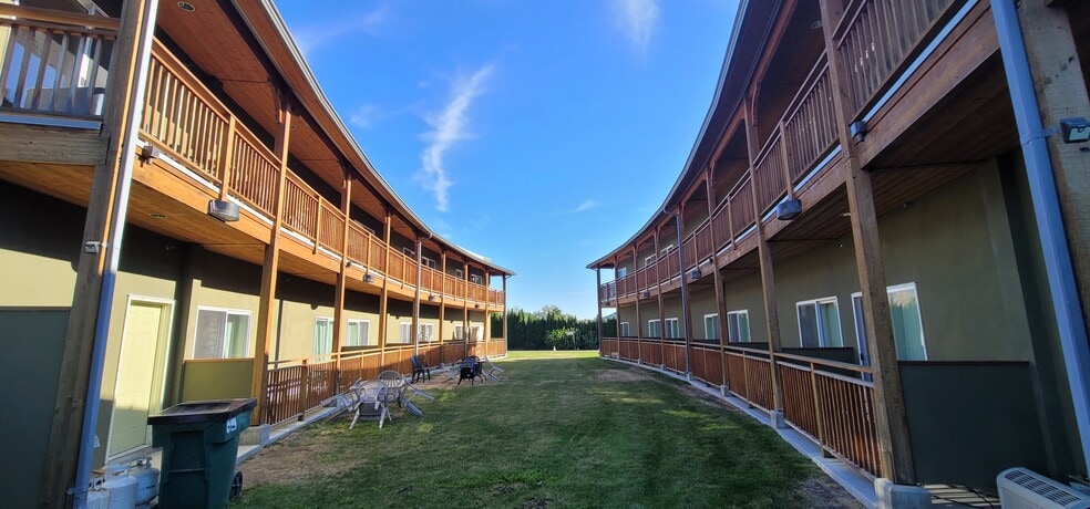 6203 Willow Av, Summerland, BC for sale - Building Photo - Image 2 of 33