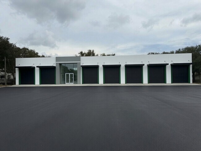 Plus de détails pour 335 Commercial Ct, Venice, FL - Commerce de détail à louer