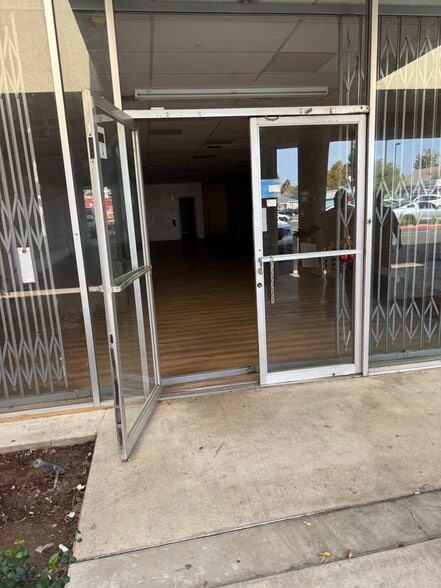 2203-2309 Brundage Ln, Bakersfield, CA for lease - Building Photo - Image 2 of 7