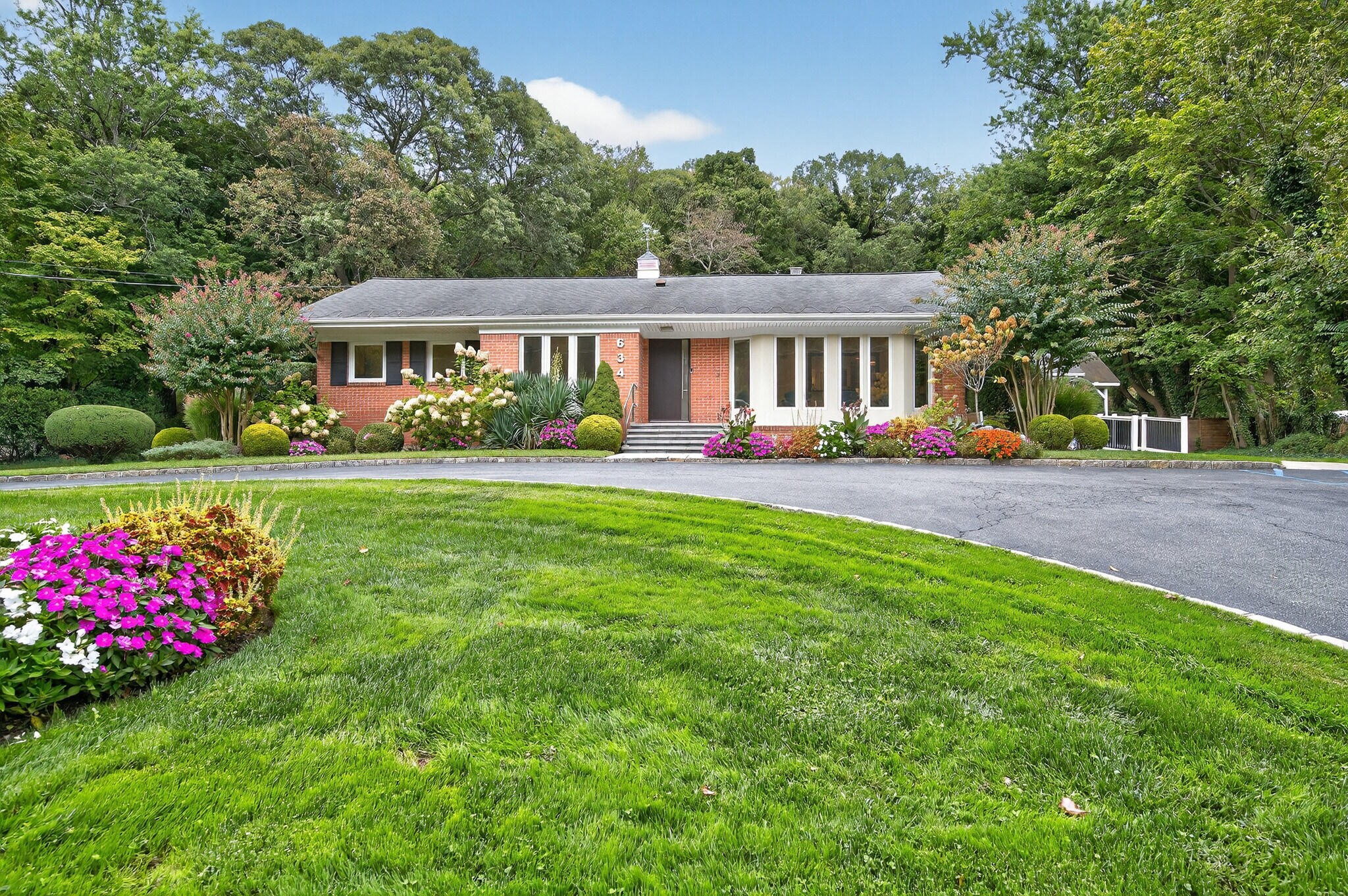 634 Park Ave, Huntington, NY à vendre Photo du bâtiment- Image 1 de 49