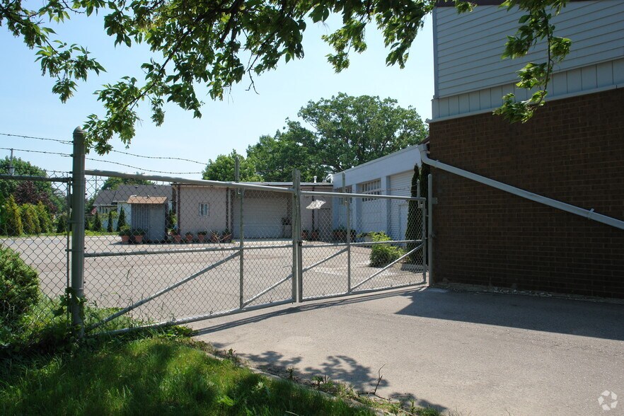 2000 Turner St, Lansing, MI à vendre - Photo du bâtiment - Image 2 de 33