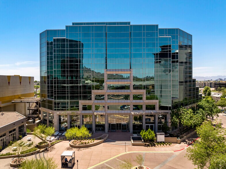 2415 E Camelback Rd, Phoenix, AZ à louer - Photo du bâtiment - Image 2 de 17