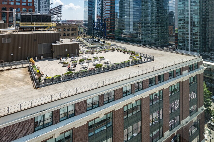 27-01 Queens Plz N, Long Island City, NY à louer - Photo du bâtiment - Image 3 de 4