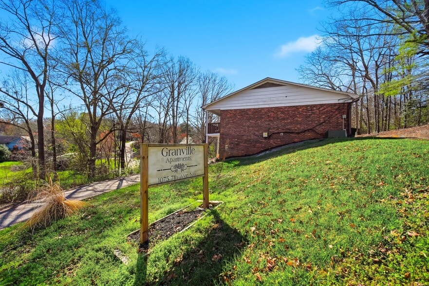 1075 NW 7th Ave, Hickory, NC for sale - Building Photo - Image 3 of 16