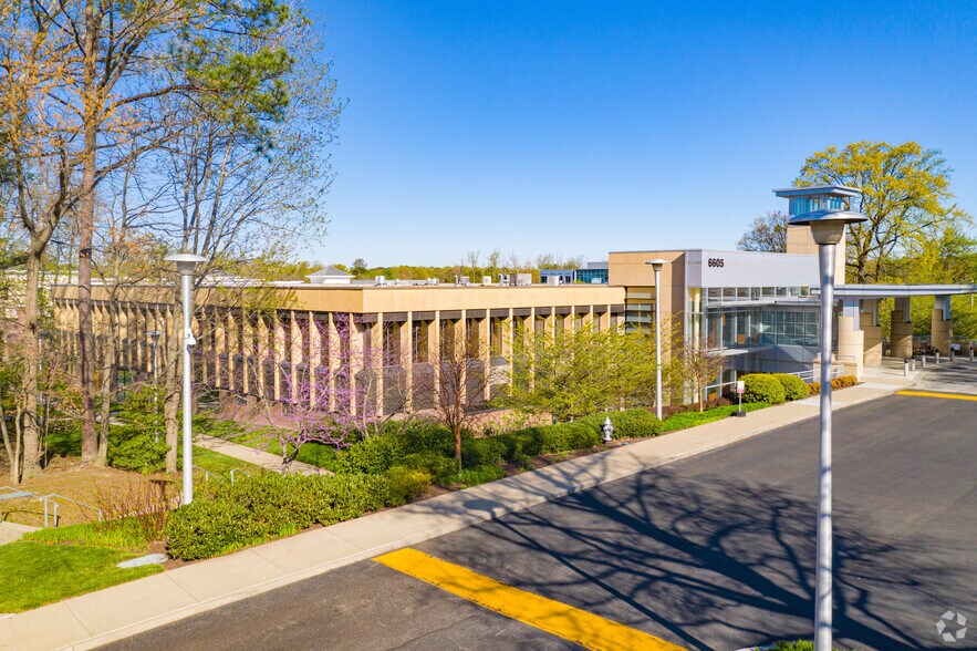 6605 W Broad St, Richmond, VA à louer - Photo du bâtiment - Image 1 de 1