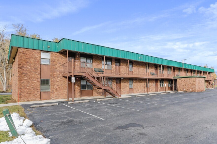 Education, Office and Dorm Buildings portefeuille de 3 propriétés à vendre sur LoopNet.ca - Photo du bâtiment - Image 3 de 30