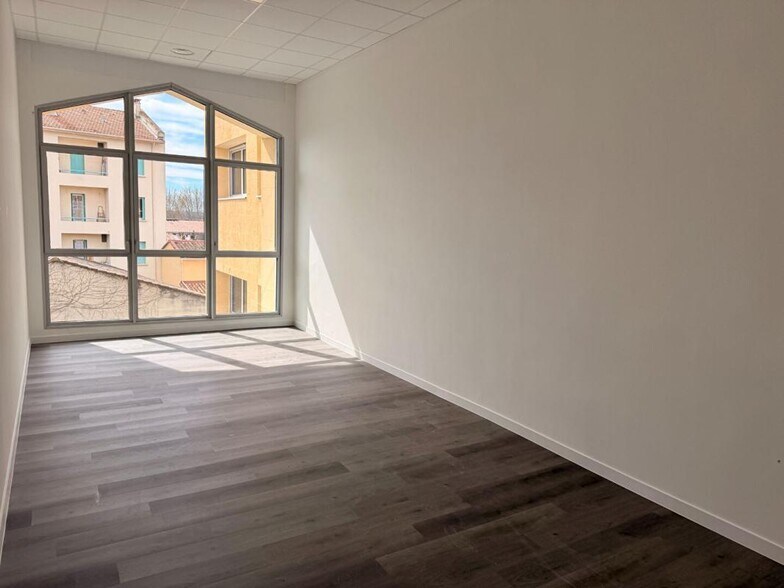 Flex in Aix-en-Provence for lease - Interior Photo - Image 1 of 10