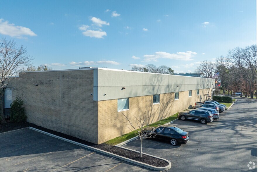 10 Commerce Dr, Hauppauge, NY à louer - Photo du bâtiment - Image 3 de 5