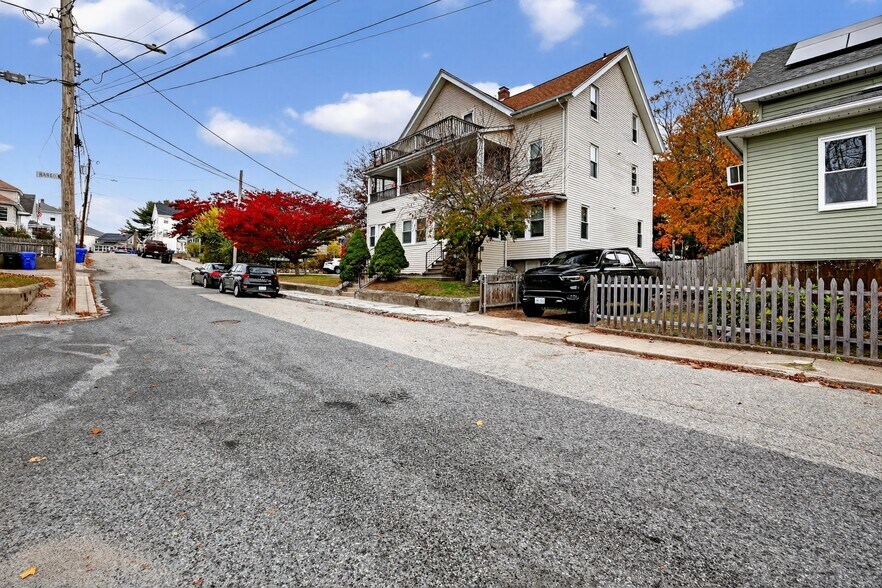 30 Riverdale Ave, West Warwick, RI à vendre - Photo du bâtiment - Image 1 de 9