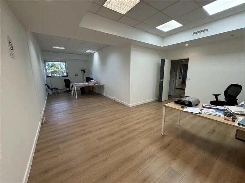 Flex in Croissy-Beaubourg for lease - Interior Photo - Image 3 of 6