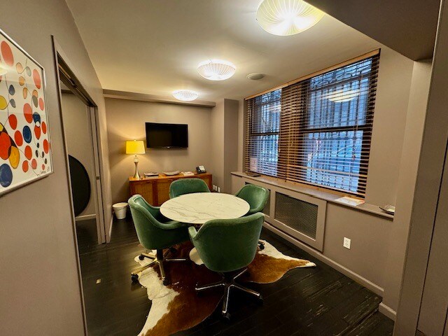 111 E 56th St, New York, NY à louer - Photo du bâtiment - Image 2 de 8