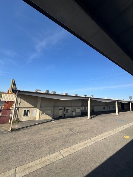 951 Twin View Blvd, Redding, CA à louer - Photo du bâtiment - Image 2 de 2