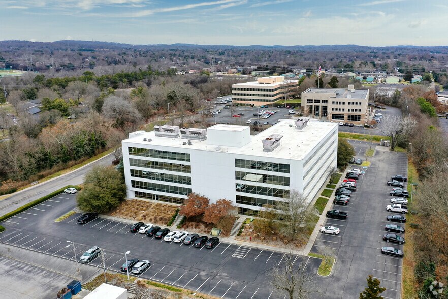408 N Cedar Bluff Rd, Knoxville, TN à louer - Photo du bâtiment - Image 3 de 5