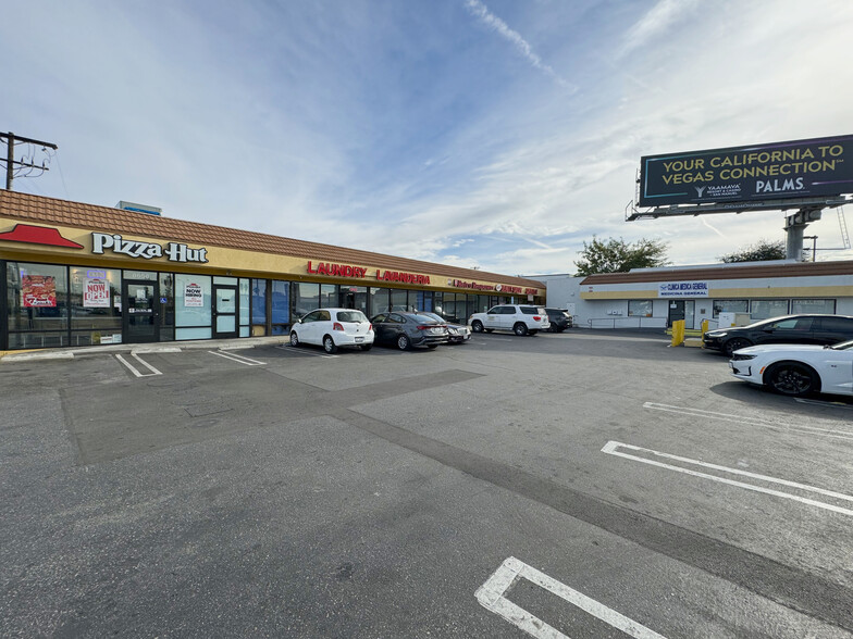 8646-8658 Woodman Ave, Arleta, CA for lease - Building Photo - Image 3 of 5