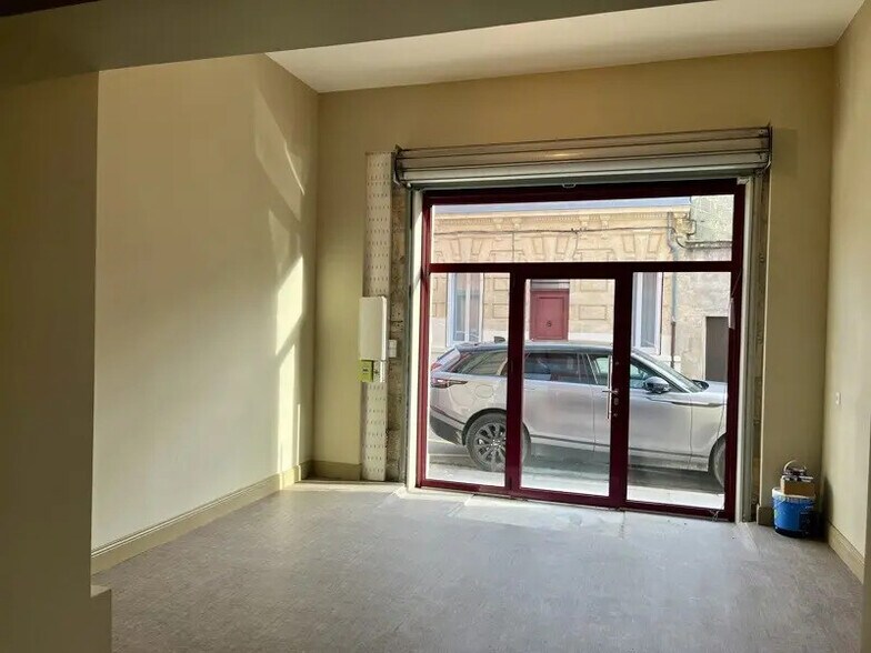 Retail in Bordeaux for lease - Building Photo - Image 2 of 7