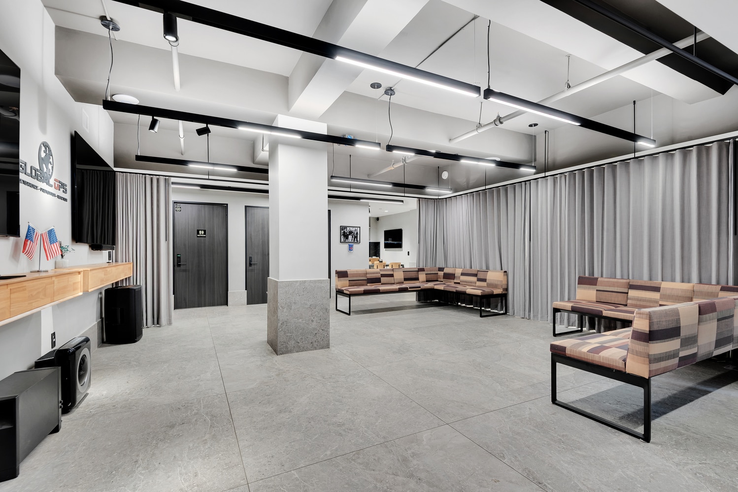 32 W 39th St, New York, NY for lease Interior Photo- Image 1 of 9