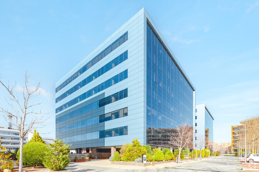 Calle Federico Mompou, 5, Madrid, Madrid à louer - Photo du bâtiment - Image 1 de 12