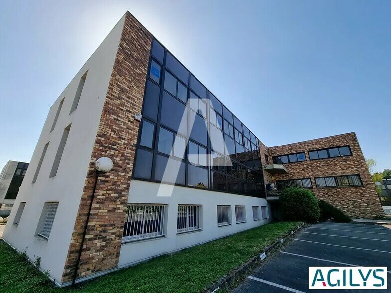 Office in Les Ulis for lease - Building Photo - Image 3 of 7