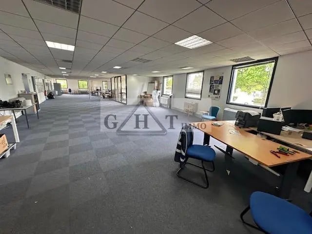 Office in Lisses for lease - Interior Photo - Image 2 of 10