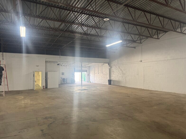14040 NW 19th Ave, Opa-locka, FL à louer - Photo du bâtiment - Image 2 de 7