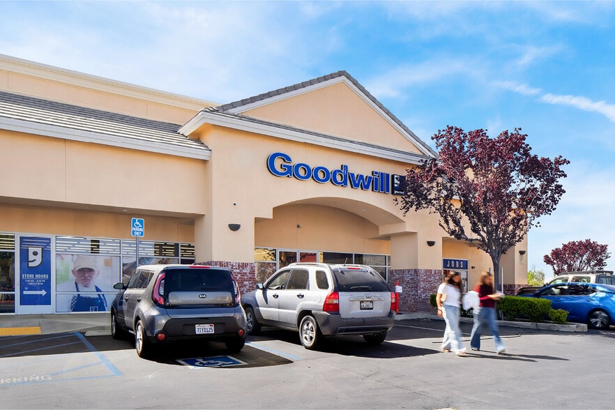 The Orchard Shopping Center portfolio of 5 properties for sale on LoopNet.ca - Building Photo - Image 3 of 5