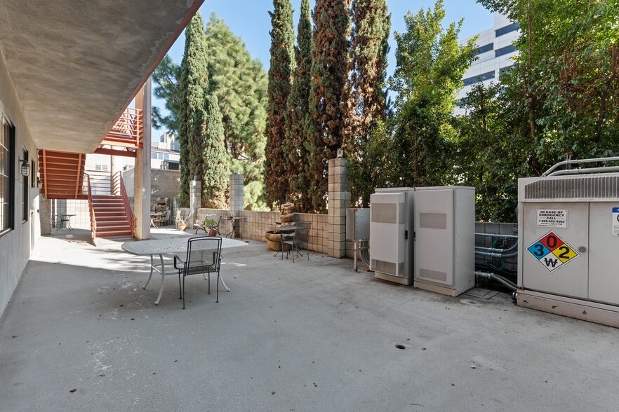 2140 Cotner Ave, Los Angeles, CA for sale - Building Photo - Image 3 of 14