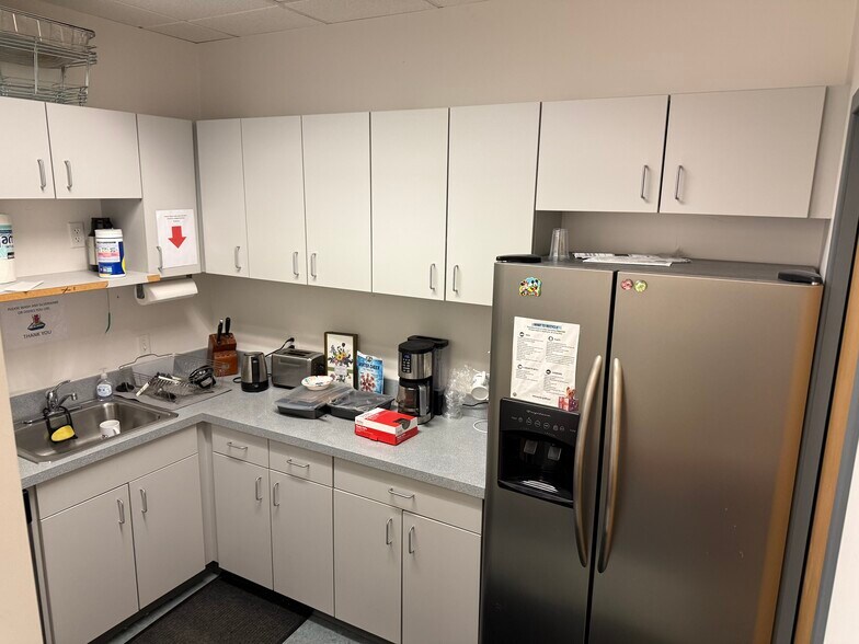 7142 Nightingale Dr, Holland, OH à vendre - Photo du bâtiment - Image 3 de 11