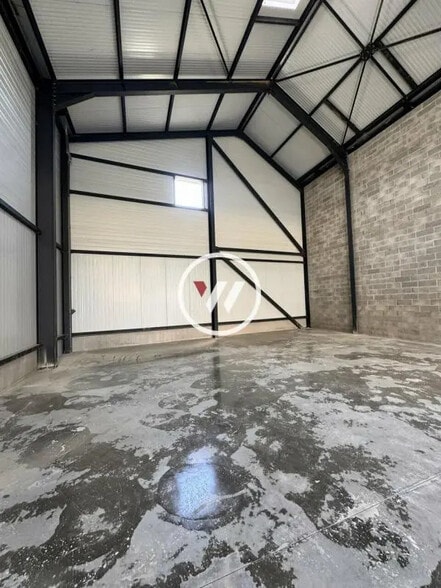 Flex in Groslay for lease - Interior Photo - Image 2 of 5