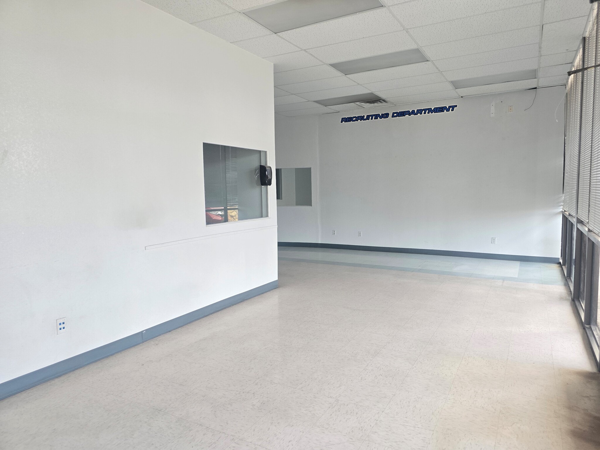 1155 N Zaragosa Rd, El Paso, TX for lease Interior Photo- Image 1 of 14