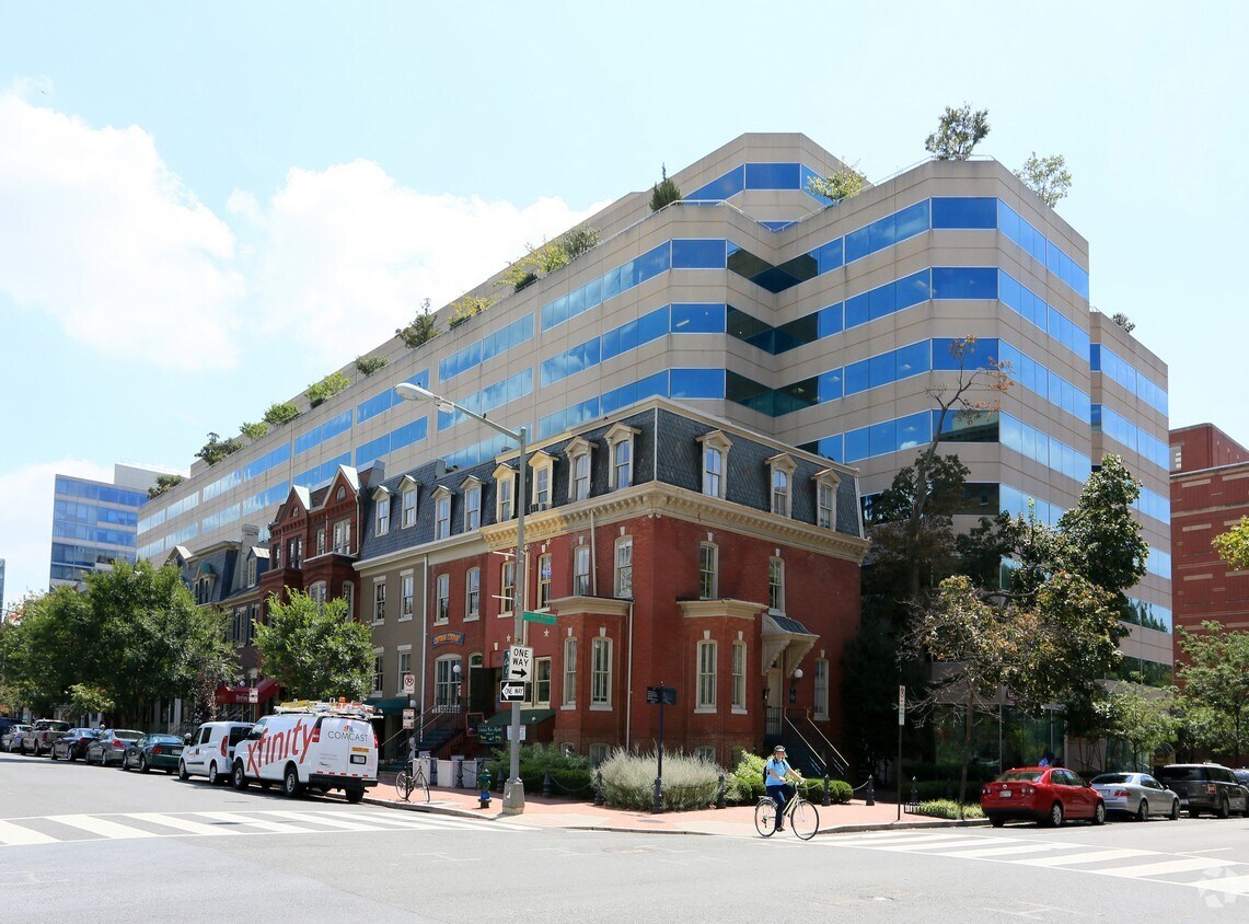 2000 Pennsylvania Ave NW, Washington, DC à louer Photo du bâtiment- Image 1 de 24