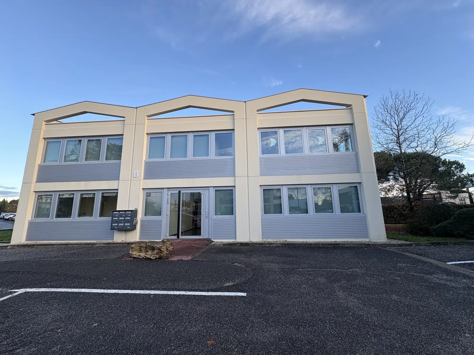 Office in Gradignan for lease Building Photo- Image 1 of 6