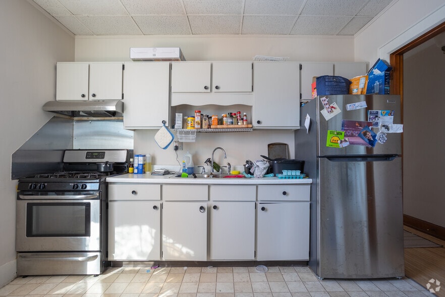 814 Center Ave, Bay City, MI for sale - Interior Photo - Image 2 of 30