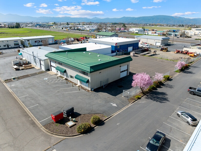 6062-6068 Crater Lake Ave, Central Point, OR for sale - Building Photo - Image 3 of 41