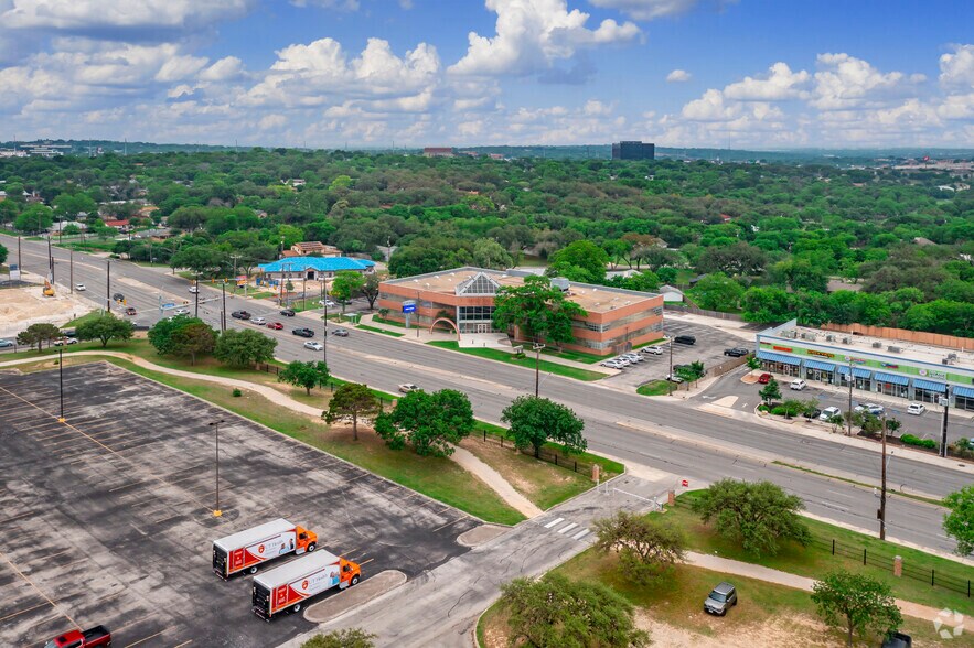 2020 Babcock Rd, San Antonio, TX à louer - Photo du bâtiment - Image 3 de 15