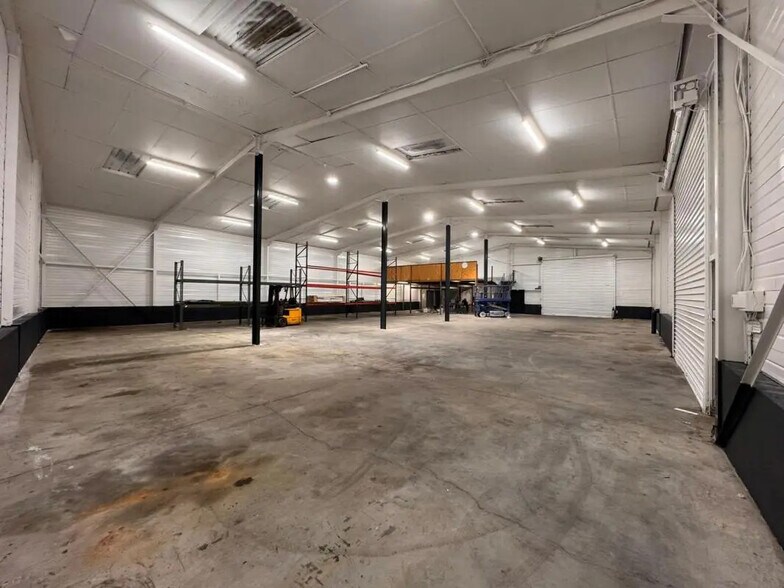 Office in Pusignan for lease - Interior Photo - Image 1 of 7