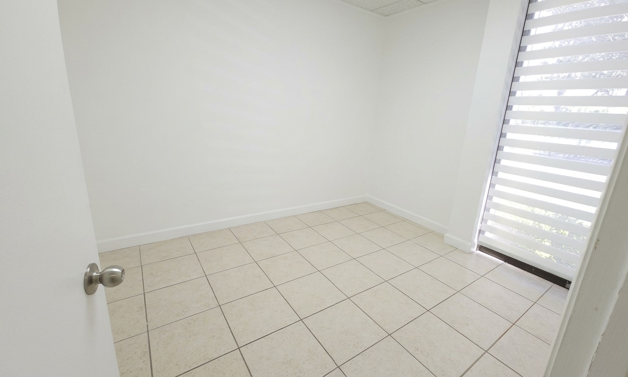 17985 Biscayne Blvd, Miami, FL à louer Photo intérieure- Image 1 de 3