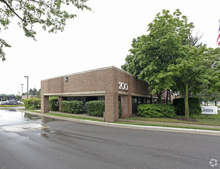 200 E Big Beaver Rd, Troy, MI for lease - Building Photo - Image 1 of 20