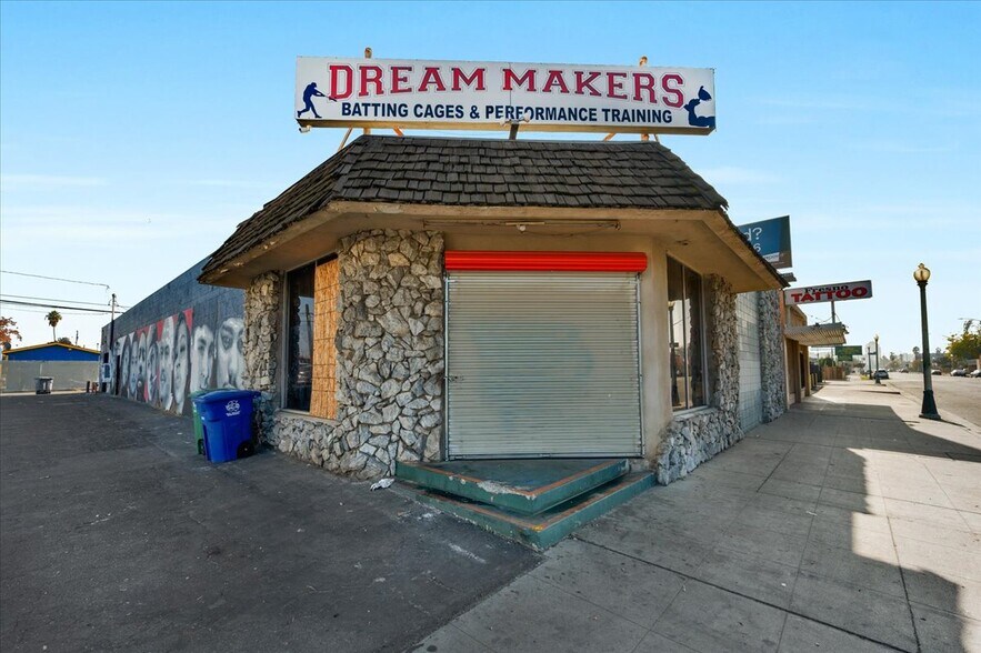 426 N Blackstone Ave, Fresno, CA for sale - Building Photo - Image 2 of 12