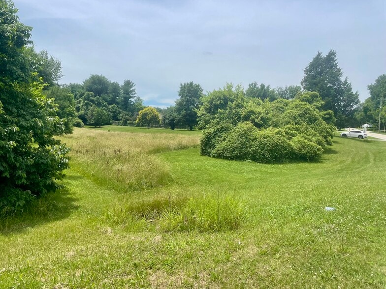 7903 E Manslick Rd, Louisville, KY à vendre - Photo du bâtiment - Image 2 de 5
