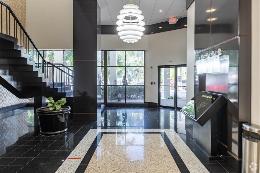 3800 S Ocean Dr, Hollywood, FL à vendre - Hall d’entrée - Image 3 de 14