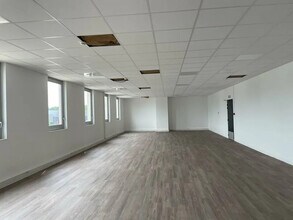 11 Avenue Du 24 Août 1944, Corbas for lease Interior Photo- Image 2 of 12